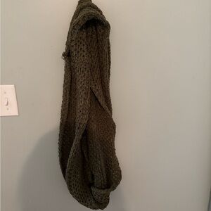 Elegant Olive Green Knit Scarf
